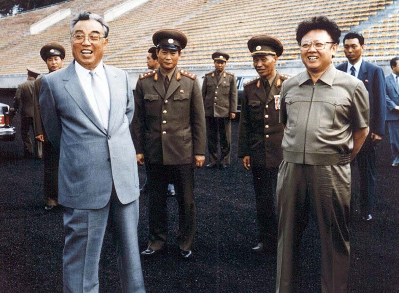1992年朝鲜领导人金日成与其长子金正日站在平壤的一个足球场前。