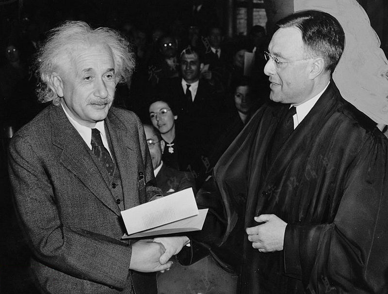 1940年10月1日，爱因斯坦取得美国公民证明。