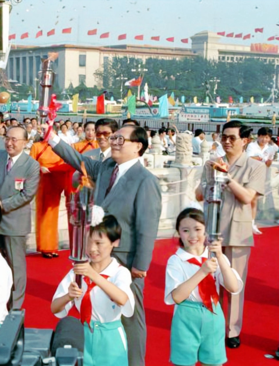 1993年9月2日，七运会火炬传递交接仪式在北京天安门隆重举行。