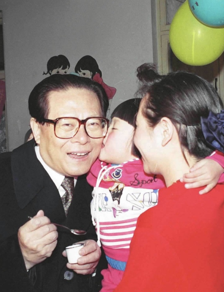 1993年12月5日，江泽民同志在北京为一名儿童喂服脊髓灰质炎疫苗。